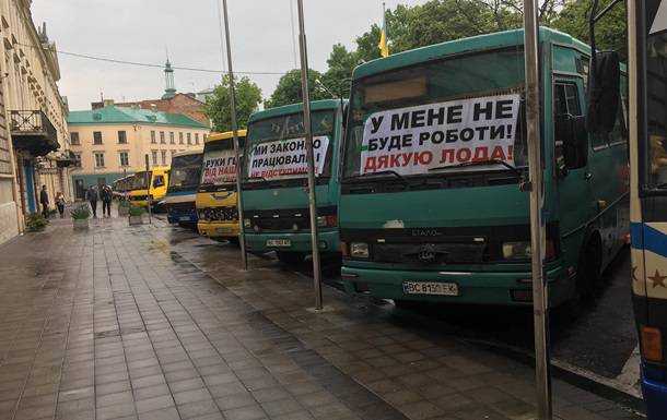 Маршрутчики устроили антикарантинный протест во Львове