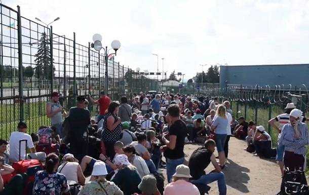 Украинцы по 10 часов стоят на границе с Польшей