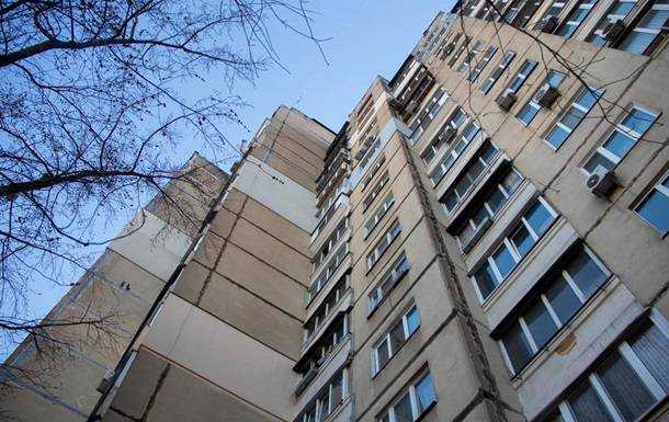 На Луганщине полицейский выбросил жену из балкона