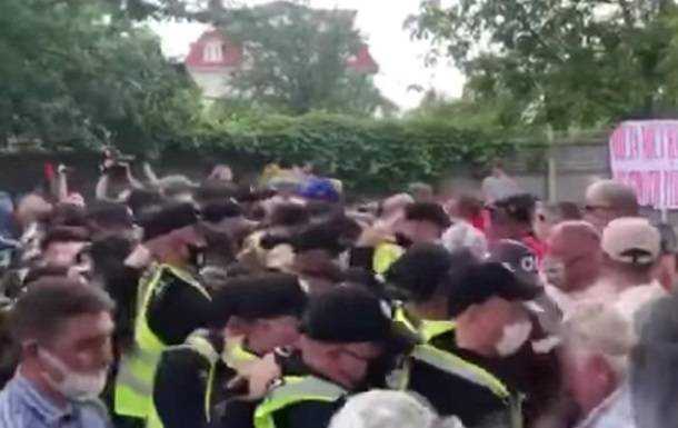 На Русановских садах в Киеве произошли стычки протестующих с полицией