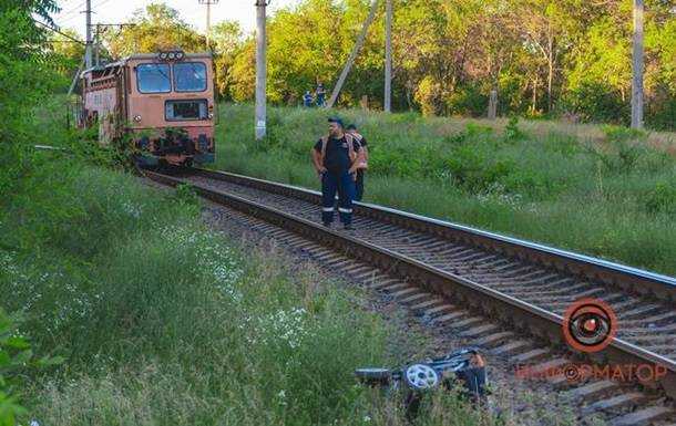 Коляска с маленьким ребенком попала под поезд в Днепре