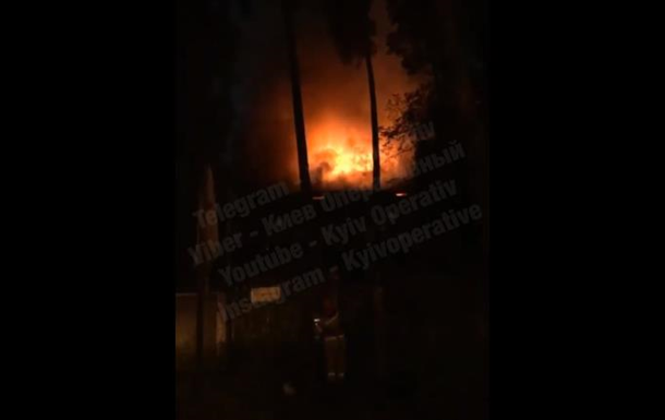Масштабный пожар под Киевом: огнем охвачено более 200 квадратных метров