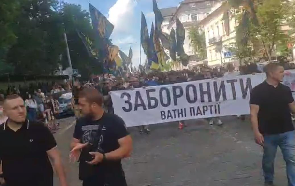 По центру Киева движется колонна Нацкорпуса