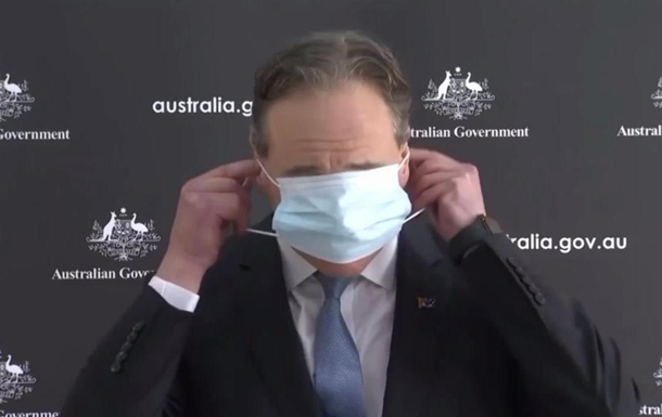 В Австралии министр оконфузился с маской