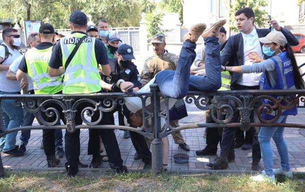 Возле Рады активисты подрались с полицией
