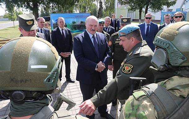 Лукашенко заявил о возможном применении армии в Беларуси