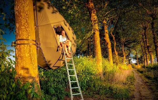 В Бельгии на деревьях появились палатки-капли