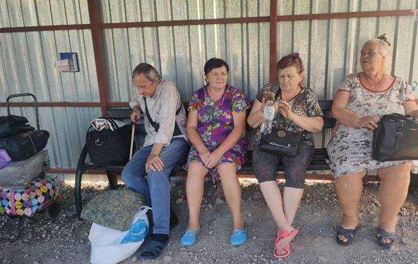 На КПВВ Новотроицкое поселились люди, которых не пускают в "ДНР"