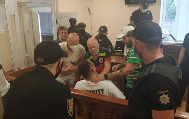 В Одессе блогер порезал себе шею в зале суда