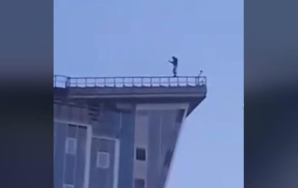 В Киеве парень гулял по перилам крыши многоэтажки
