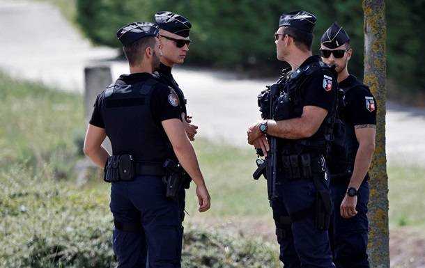 В Испании полицейский встал коленом на горло ребенку