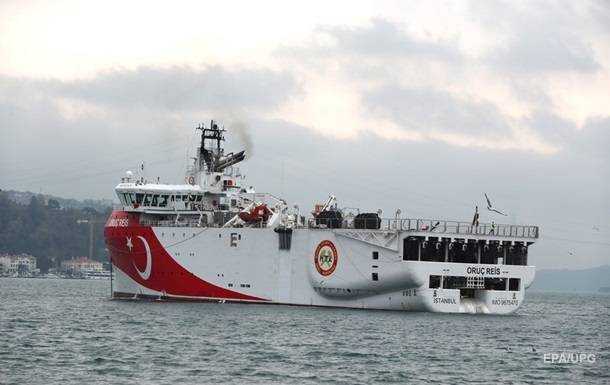 Турция вывела судно из спорных вод в Средиземном море