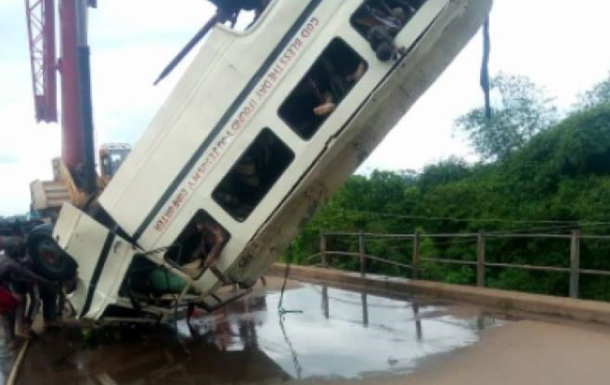 В Нигерии автобус упал в реку, 14 жертв