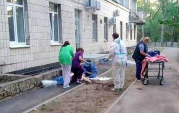 За сутки в Киеве двое пациентов с COVID-19 выбросились из окон больниц