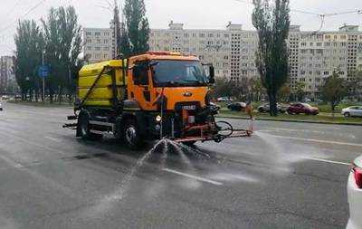 В Киеве дороги моют шампунями