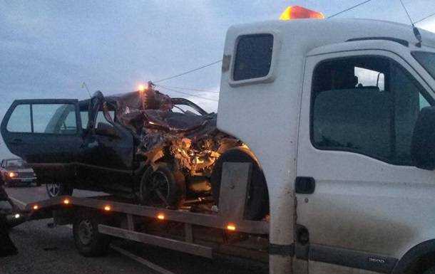 На Одещине легковушка влетела в грузовик: есть жертва и пострадавшие
