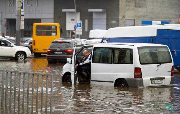 В Днепре ливень затопил улицы и авто
