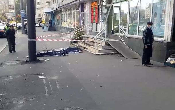 В Киеве мать с ребенком выпали из окна многоэтажки