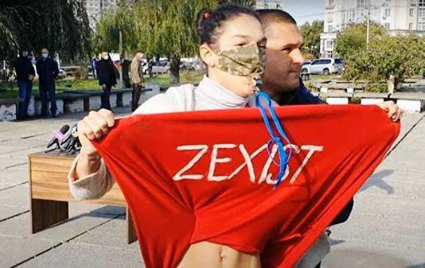 Активистка Femen оголилась перед Зеленским у избирательного участка