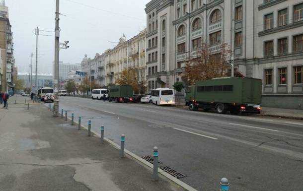 В Киеве под здание КСУ стягивают силовиков