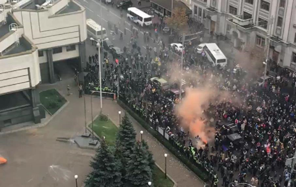 В Киеве у здания КСУ собираются протестующие