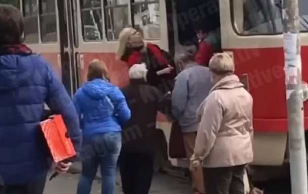 В Киеве женщину ногами вытолкали из трамвая