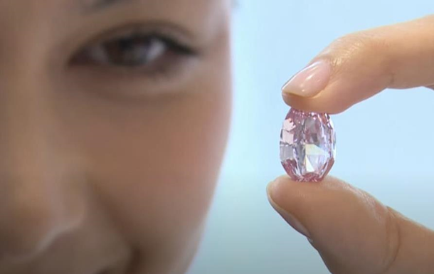 В Женеве на аукцион выставили уникальный бриллиант