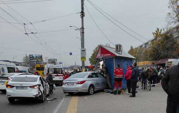В Киеве авто вылетело на тротуар, есть жертвы. 18+