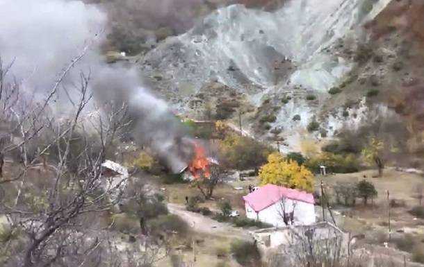 Жители Нагорного Карабаха сожгли свои дома