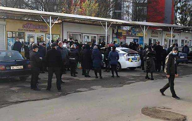 Во Львове полиция блокирует работу рынков