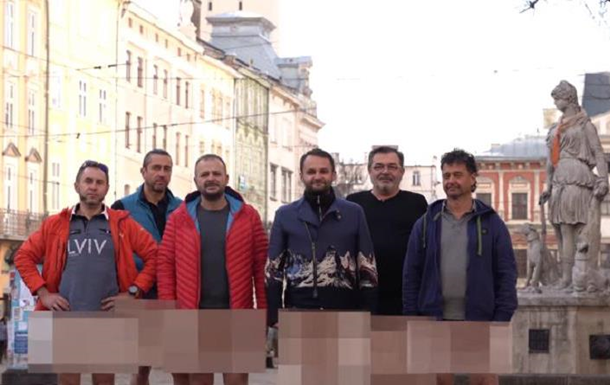 Во Львове предприниматели без штанов записали обращение
