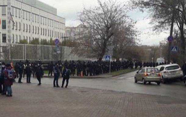 Силовики оцепили посольство США в Киеве