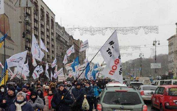 В Киеве колонна протестующих перекрыла Крещатик