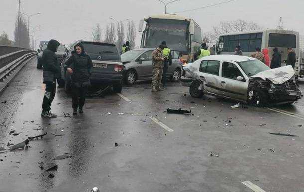 Под Киевом в ДТП пострадали девять авто
