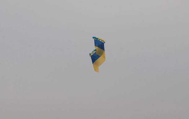 Над Крымом запустили 20-метровый флаг Украины