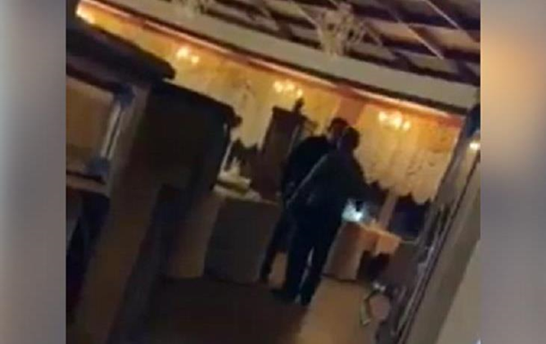Представитель омбудсмена избил охранника ресторана - соцсети