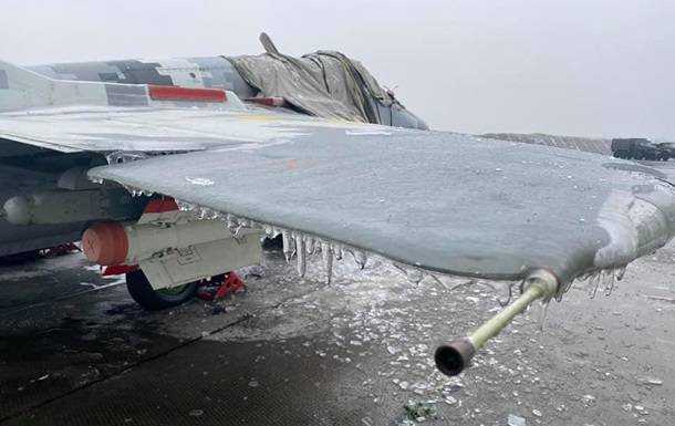 СМИ опубликовали фото обледеневшего самолета ВСУ