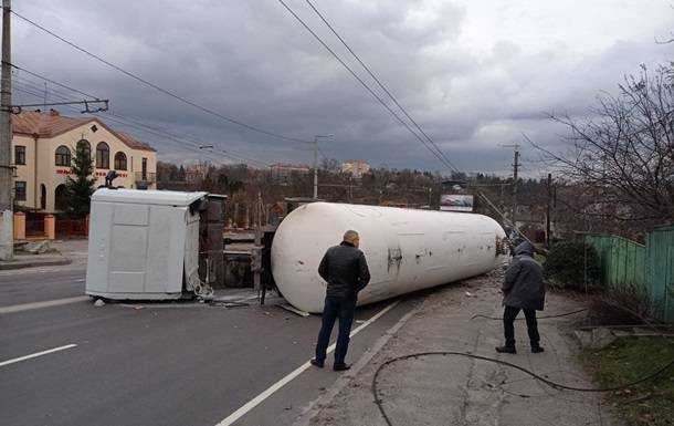 В Житомире перевернулась цистерна с газом, жителей домов эвакуировали