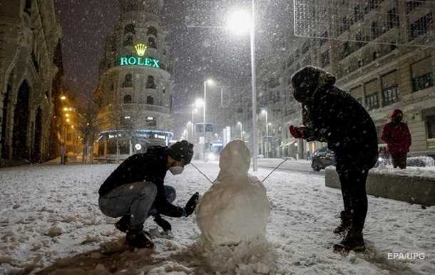 Мадрид накрыли крупнейшие за десятилетие снегопады