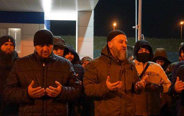 Крымских активистов всю ночь держали на морозе на Керченском мосту