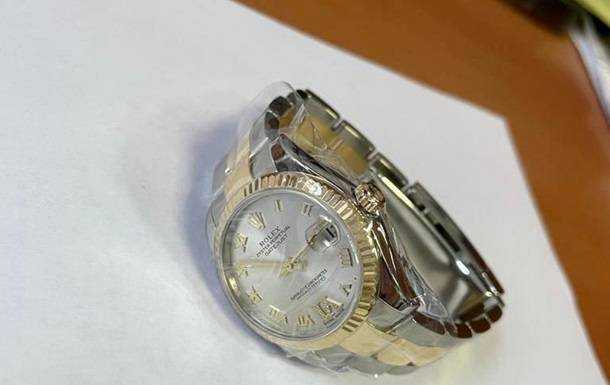 В Борисполе изъяли золотые часы с бриллиантами