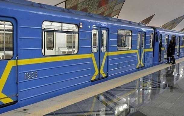 В метро Киева пассажир упал на рельсы