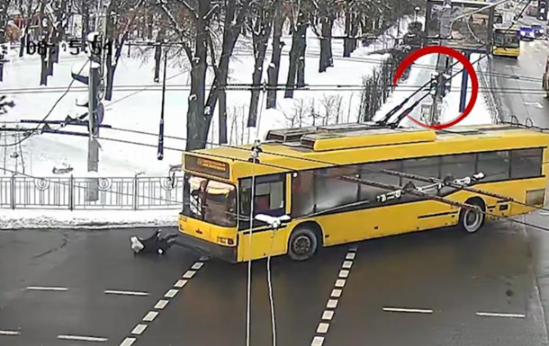 Троллейбус сбил женщину на переходе в Киеве