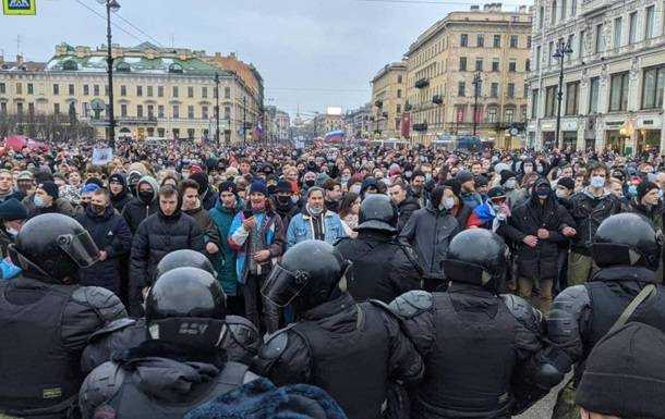 На протестах в России задержали более 1000 человек