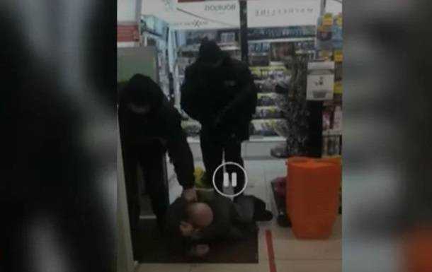 В Житомире охранники избили мужчину в магазине