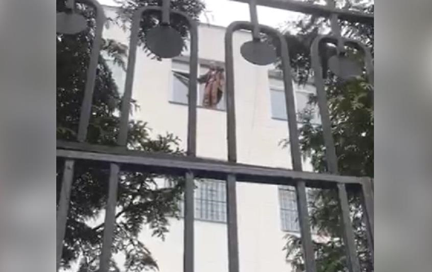 Задержанный активист угрожает выброситься из окна