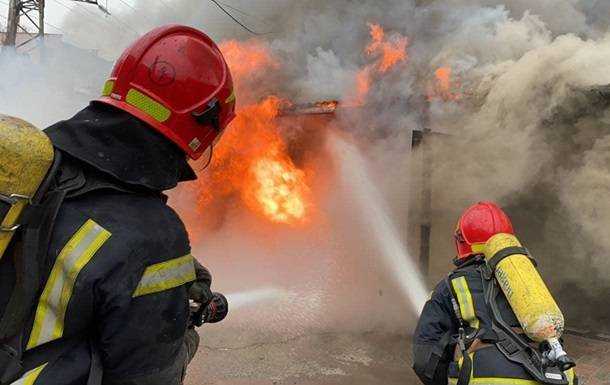 В Киевской области сгорел дверной склад