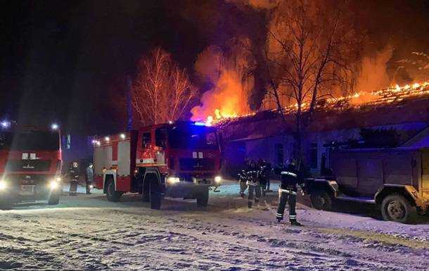 На Харківщині пожежу на виробництві гасили за допомогою поїзда