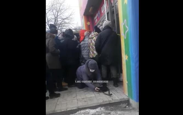 Під Дніпром біля секонд-хенду постраждала пенсіонерка