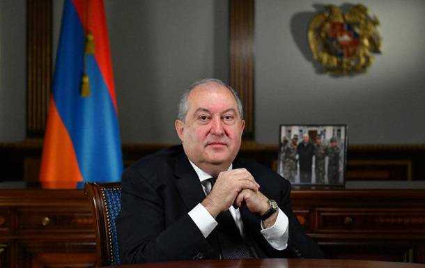 Президент Вірменії відмовився звільнити главу Генштабу